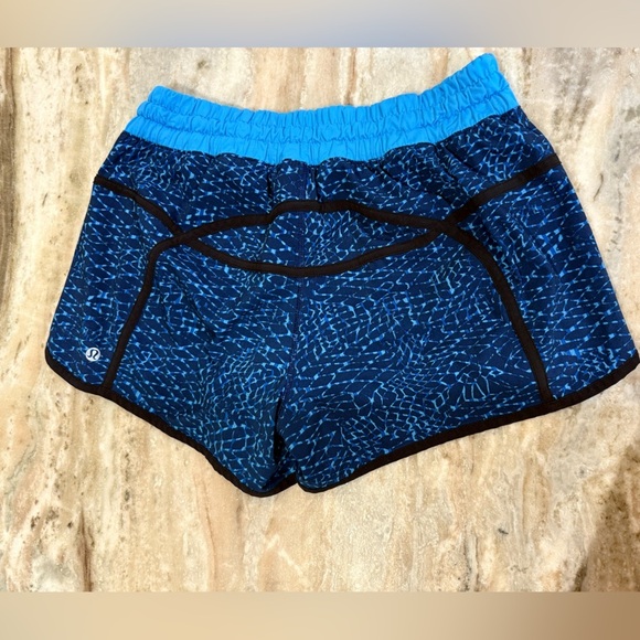 Women’s LULULEMON Tracker Short III Samba Snake Kayak Blue Hero Blue Size 8 - Picture 4 of 6